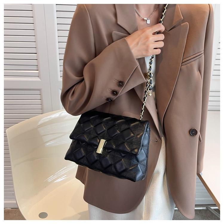 Fashion designer single shoulder Crossbody new love metal chain leather small square bag leisure Women's style